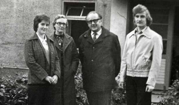 Gruppenfoto: zwei Frauen und zwei Männer, in der Mitte steht Pfarrer Ulrich Führer