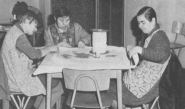 drei Frauen sitzen an einem Tisch