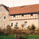 Blick auf ein altes Gebäude mit der Textaufschrift "Tobiasmühle"