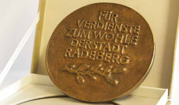 Rückseite der bronzenen Plakette mit der Aufschrift: Für Verdienste zum Wohle der Stadt Radeberg