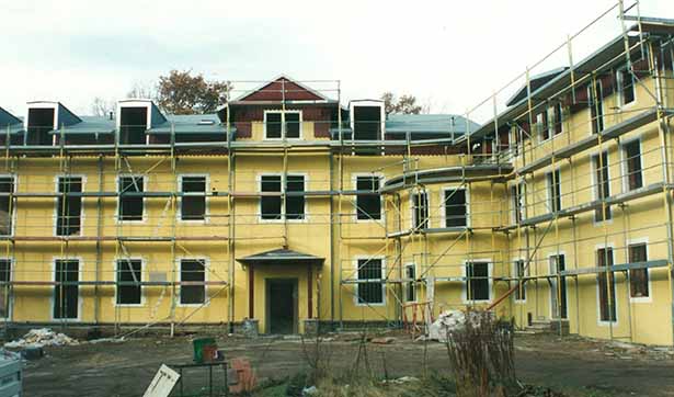 eingerüstete Gebäude, die Fassade ist bereits gelb gestrichen