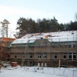 Bauarbeiten am Waldhaus, Blick auf die eingerüsteten Häuser und den neuen Anbau