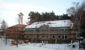 Bauarbeiten am Waldhaus, Blick auf die eingerüsteten Häuser und den neuen Anbau