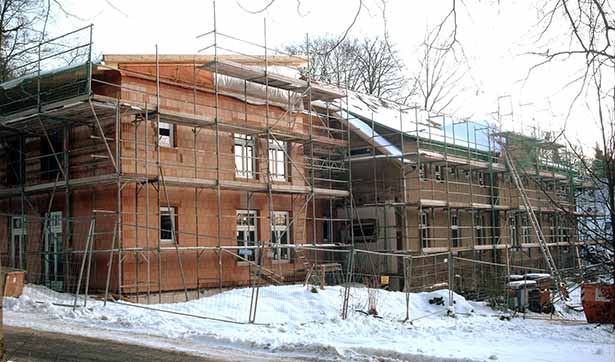 Baustelle Waldhaus, Blick auf den neuen Anbau, die Fassade ist noch unverputzt