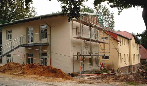 Bauarbeiten am Waldhaus, der Fassadenanstrich entsteht in heller creme Farbe