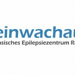 Logo: in blauer Schrift steht Kleinwachau, darunter in schwarzer Schrift Sächsisches Epilepsiezentrum Radeberg, das Kronenkreuz der Diakonie ist im Logo angedeutet