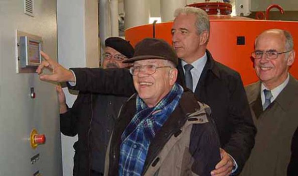 Ministerpräsident Stanislaw Tillich drückt gemeinsam mit einem Bewohner Kleinwachaus den Startknop der neuen Heizungsanlage