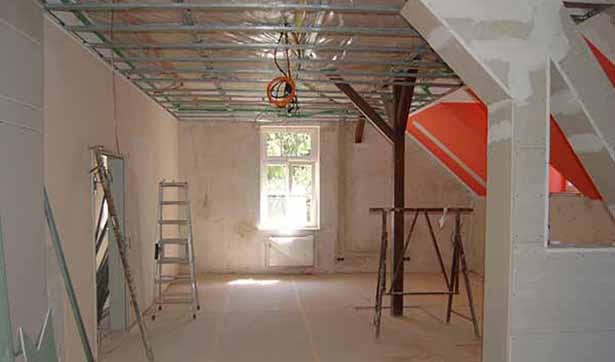 Baustelle Talhaus: Blick in den Gemeinschaftsraum, die Decke ist vorbereitet für Gipskarton, Kabel hängen von der Decke
